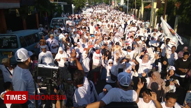 Relawan Roemah Djoeang Duet Prabowo - Sandi Putihkan Jalanan Cirebon