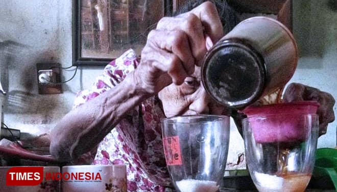 Mbah Semi, Setengah Abad Berjualan Kopi Arang