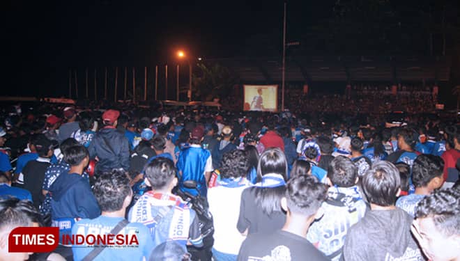 Ribuan Aremania Nobar Final Piala Presiden 2019 di Luar Stadion
