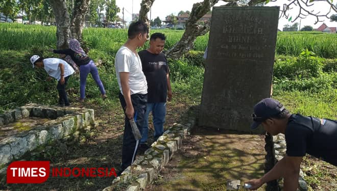 Sadar Sejarah, Sejumlah Pemuda di Bondowoso Bersihkan Makam Djemilah Birnie