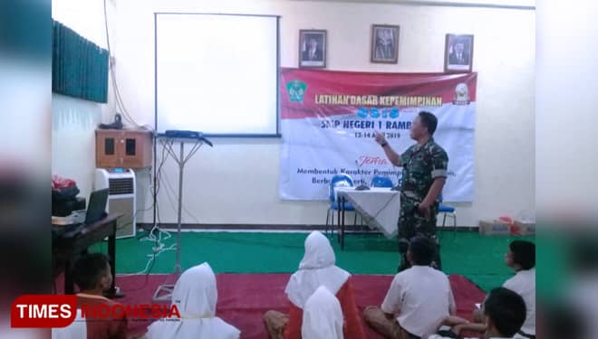 Anggota TNI Jajaran Kodim 0824 Jember Ajak Pelajar SMPN 1 Rambipuji Cinta NKRI