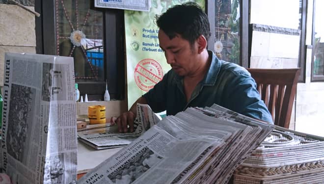 Warga Jembrana Manfaatkan Koran Bekas Menjadi Kerajinan Layak Jual