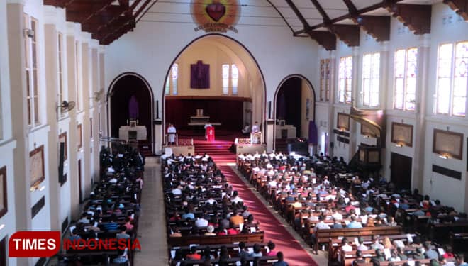 Gereja Katolik Hati Kudus Yesus Katedral Surabaya Rayakan Paskah