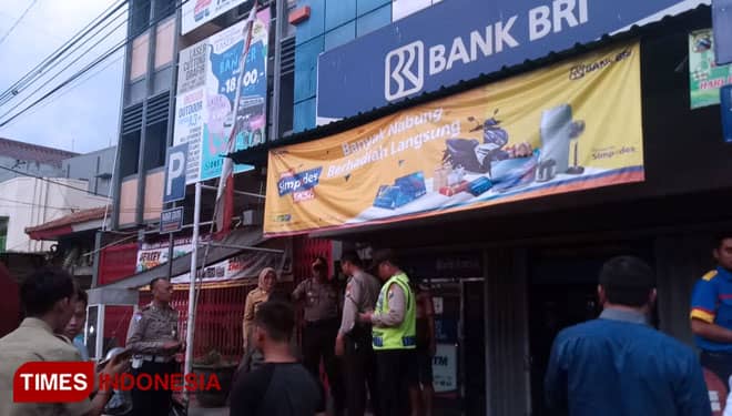 Kepulan Asap di Kantor Bank BRI Rogojampi Gegegerkan Warga