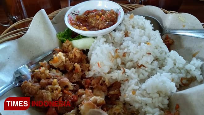 Prepare Yourself, Super Spicy Ayam Geprek Kraksaan will Make You Cry at First Bite