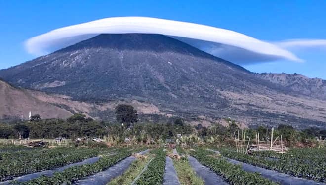 Elok, Fenomena Topi Awan di Gunung Rinjani