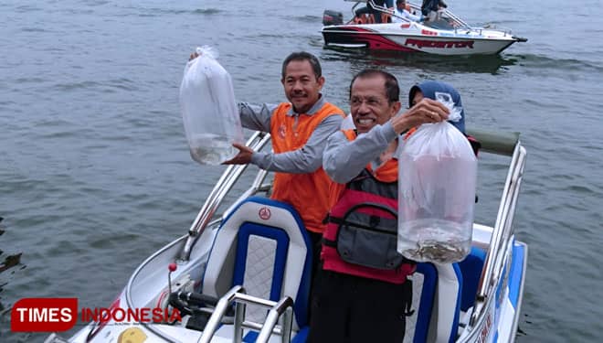 Bupati Magetan Menebar Ribuan Benih Ikan Dewa di Telaga Sarangan