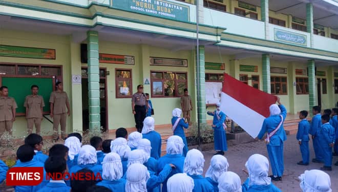 Kapolsek Sawo Ponorogo Ajak Siswa Siswi Disiplin Sejak Dini