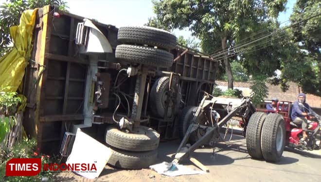 Bak Truk Gandeng Terguling, Tutup Jalan di Paiton