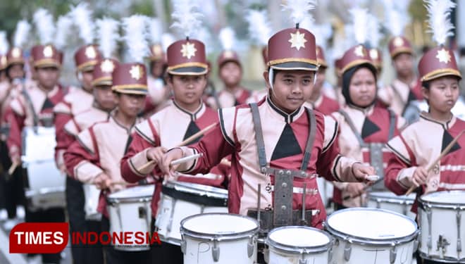 Ratusan Peserta Drumband Gelar Atraksi di Depan Sekda Lombok Barat