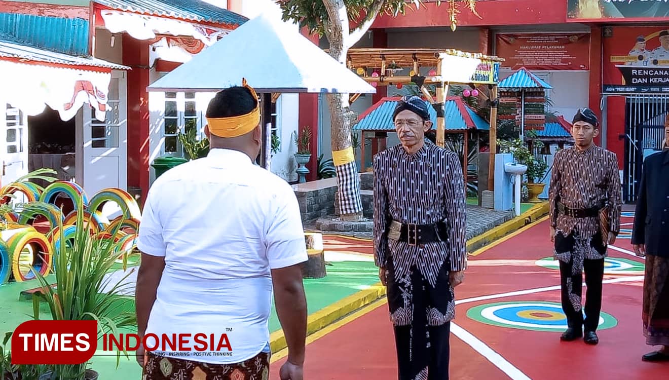 Berbusana Adat, Bupati Magetan Suprawoto Pimpin Upacara di Rutan