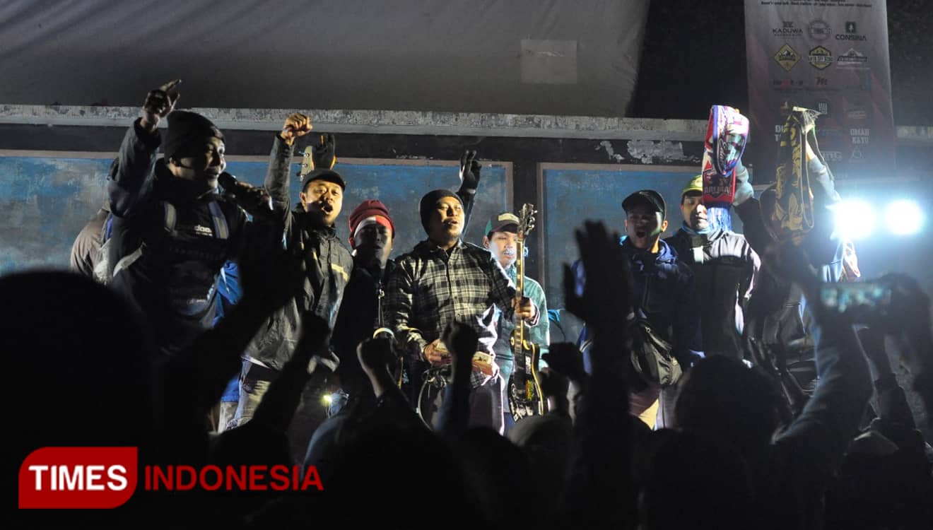 Secuil Kisah Damai Aremania dan Bonek Hangatkan Hawa Dingin Ranu Pani