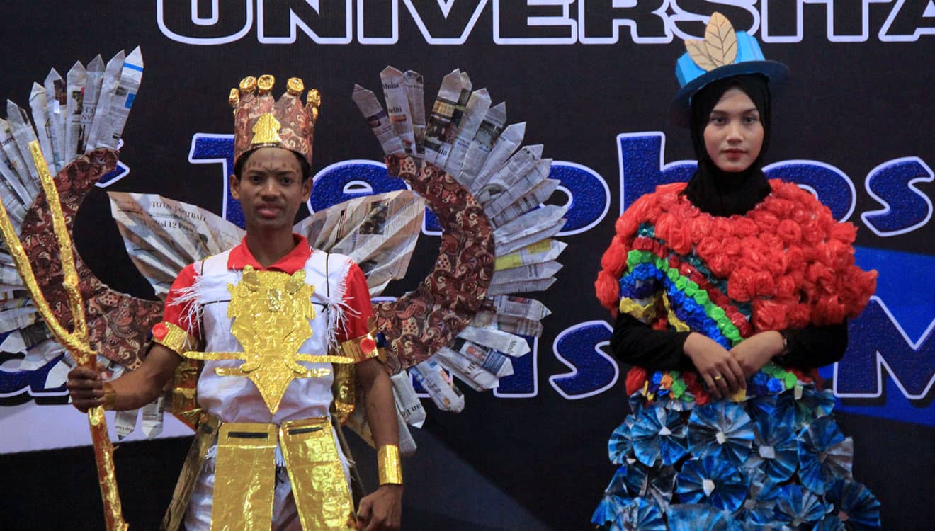 Mahasiswa Baru Unitomo Sulap Barang Bekas Jadi Gaun Unik