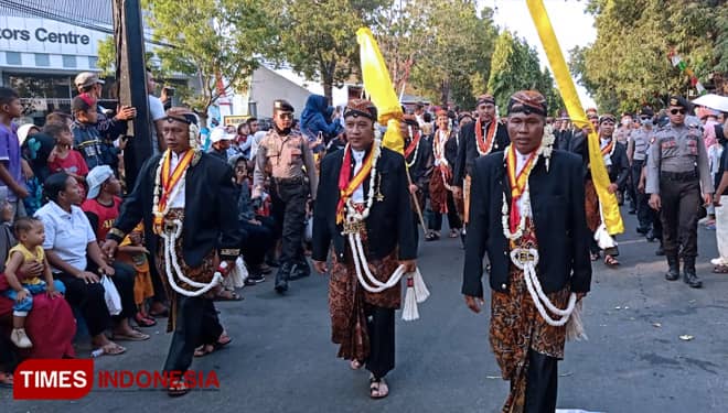 Ribuan Masyarakat Ponorogo Saksikan Kirab dan Jamasan Pusaka