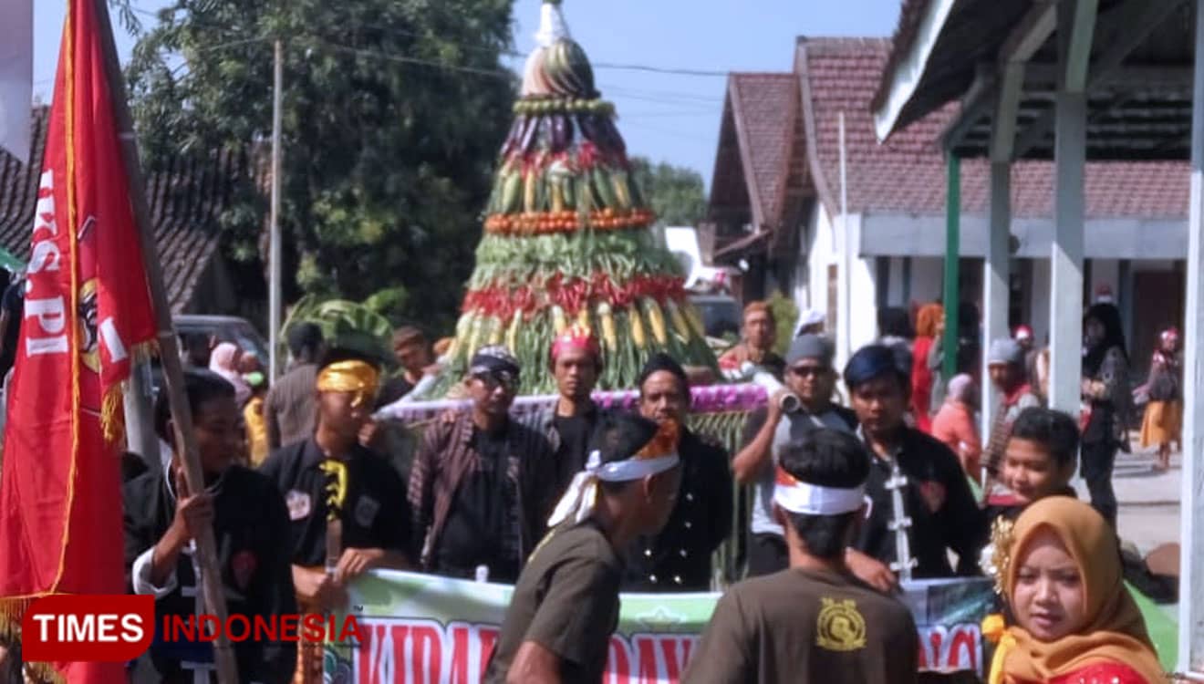 Wujud Syukur, Warga Mangirejo Madiun Kirab Tumpeng Hasil Bumi