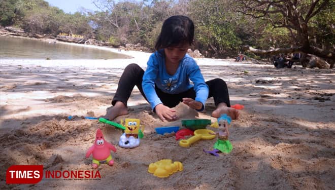 Yuk Asah Kemampuan Anak dengan Bermain Pasir di Pantai