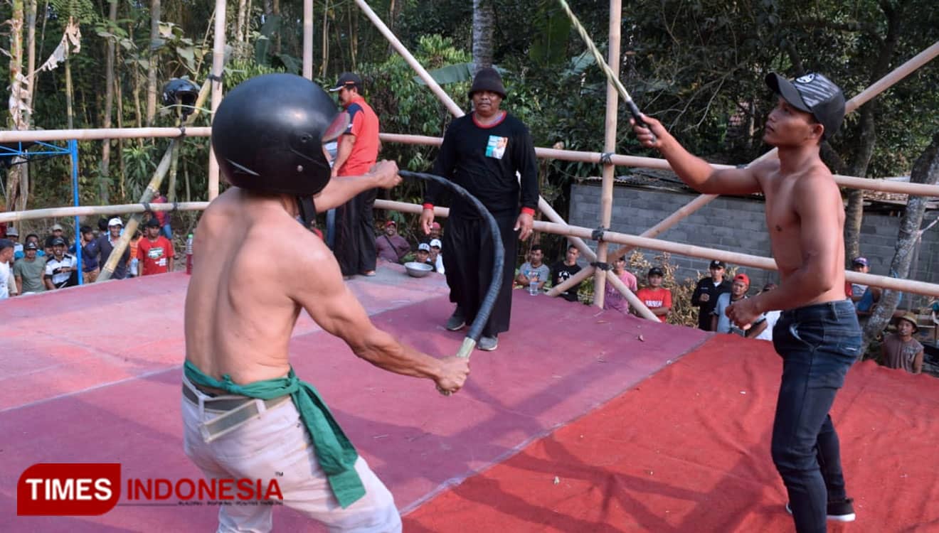 Minta Hujan, Warga di Kabupaten Blitar Saling Cambuk di Tradisi Tiban