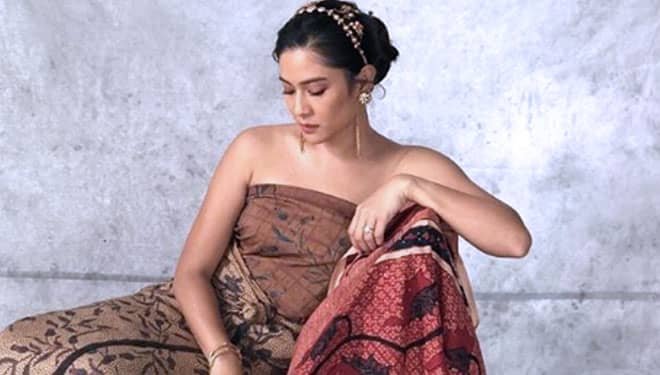 Rayakan Hari Batik Nasional, Lima Artis ini Berpose Cantik