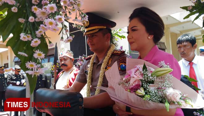 Budi Hermanto Keluar Mapolres Batu Naik Kereta Berhias Bunga