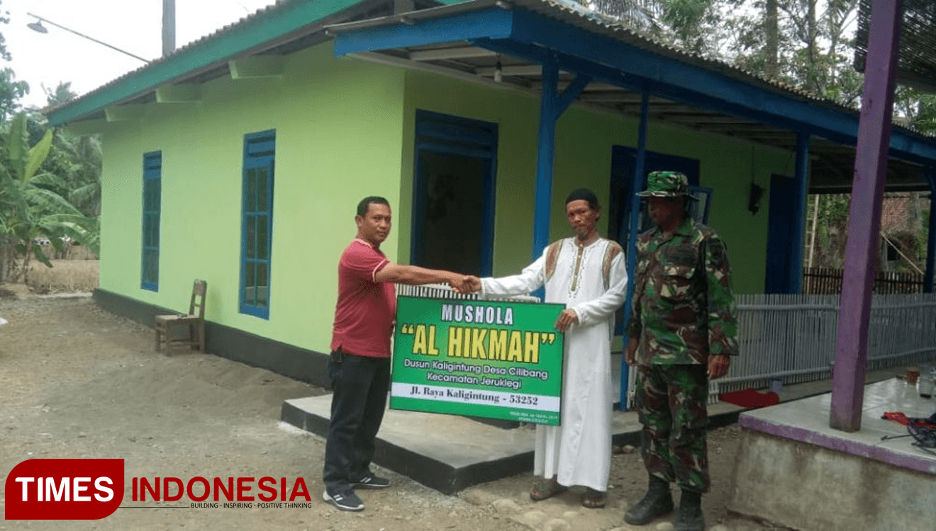 Papan Nama Mushola Al Hikmah diserahkan ke Imam Mushola