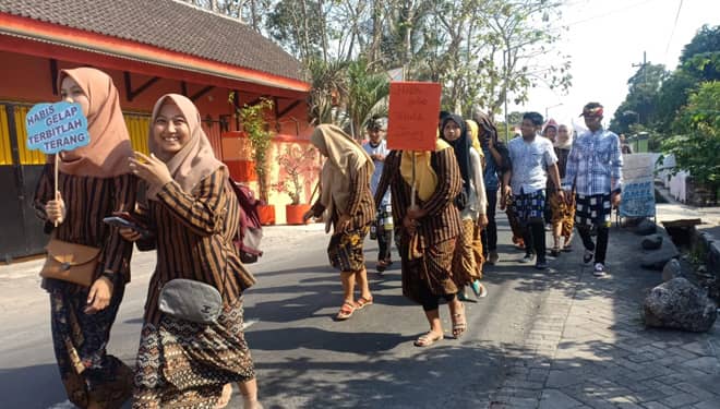 Kenakan Pakaian Adat, Siswa SMK PGRI 05 Jember Ikrarkan Sumpah Pemuda Saat Jalan Santai