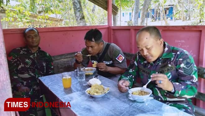 Cicipi Seblak Mbak Eni, di Lokasi TMMD 106 Kodim Cilacap