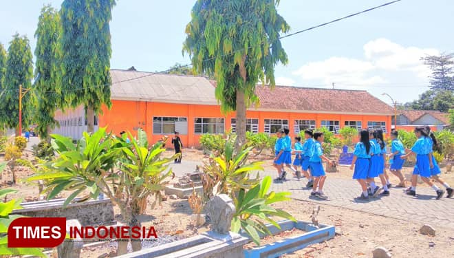 Di Banyuwangi, Ada Sekolah di Tengah Kuburan