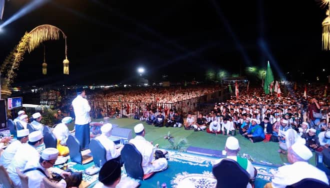 Warga Banyuwangi Bersholawat bersama Syubbanul Muslimin dan Gus Muwafiq 