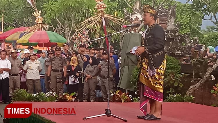 Kenakan Pakaian Adat Sasak, Bupati Lombok Barat Hadiri Puncak Acara Perang Topat 2019