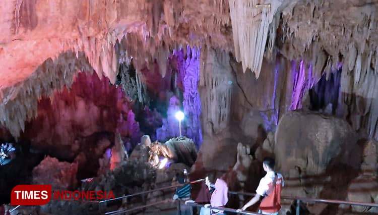New Year Holiday Season: Gua Gong Pacitan Crowded with Visitors