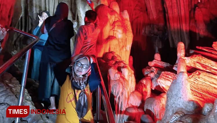 Libur Tahun Baru, Gua Gong Pacitan Diserbu Wisatawan Sejak Pagi