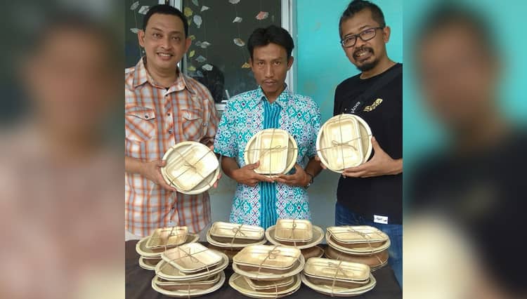 Kerajinan Pelepah Pinang dari Desa Mendis Diminati Hingga Jakarta