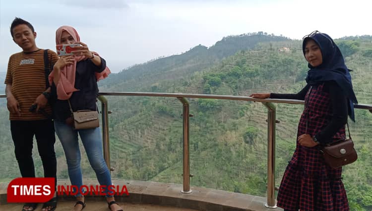 Di Wisata Pemandangan Arak-Arak Wringin, Bisa Swafoto Sambil Beri Makan Monyet