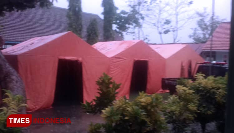  Nyaris Ambruk, BPBD Probolinggo Dirikan Tenda untuk Siswa SDN Gunggungan Lor