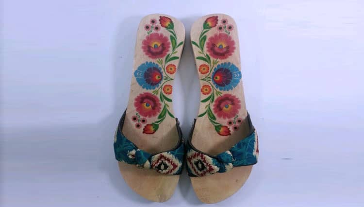 Dinara Wooden Heels, Sandal Kayu Berpadu Batik Tutul Malangan