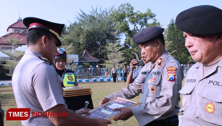 Aktif DDS hingga Menulis Berita, Enam Polsek Terima Reward dari Kapolres Bangkalan