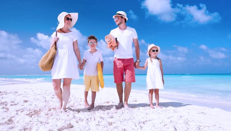 4 Hal Penting yang Harus Diperhatikan Saat Mengajak Anak Liburan ke Pantai