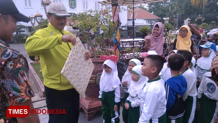 TK Siti Hajar 1 Kota Madiun Ajak Siswanya Menikmati Taman Kota