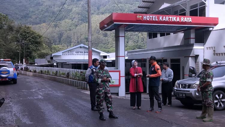Dra Hj Dewanti Kunjungi Lokasi Banjir Songgoriti
