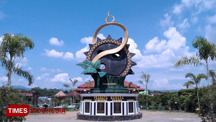 Belajar Penanggalan Alam Melalui Tugu Pranata Mangsa Trenggalek Agropark