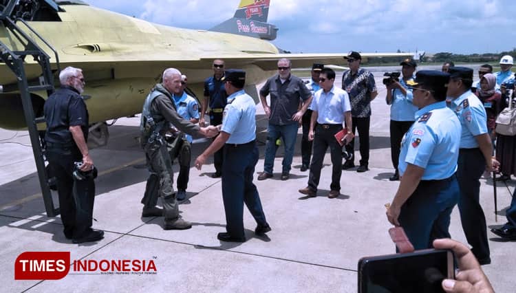 TNI AU Uji Terbang Pesawat F-16 Hasil Up Grade Anak Bangsa