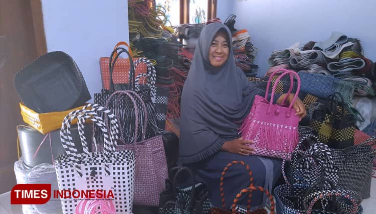 Tas Anyam Ponorogo Merambah Pasar Internasional
