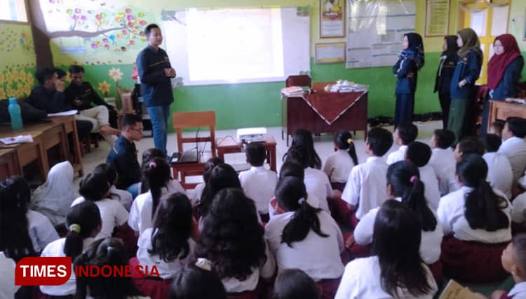 Peduli Kesehatan Masyarakat, Mahasiswa KKN UM Jember Gelar Penyuluhan Kesehatan di SDN Gumuksari