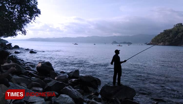 Mengamati Serunya Aktivitas Nelayan Pantai Joketro Trenggalek