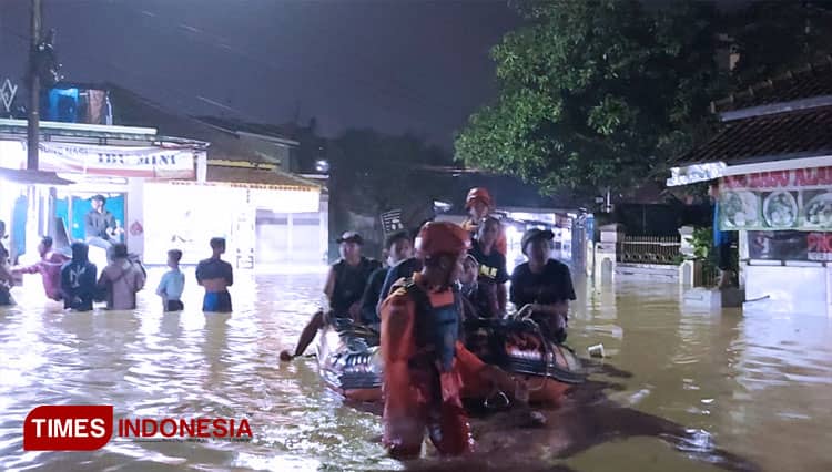 Kantor SAR Bandung Kerahkan 3 Tim Evakuasi Warga Terdampak Banjir