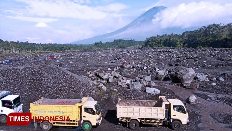 Aktivitas Gunung Semeru Meningkat, Tambang Pasir tidak Terpengaruh
