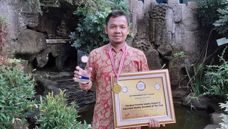 SMP Mutu Cilacap Raih Penghargaan The Best Favourite Islamic School In Education Quality Excellent Of The Year 2020