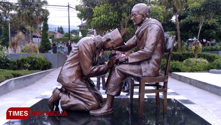 Wali Kota Batu Resmikan Patung Perunggu Soekarno Sungkem