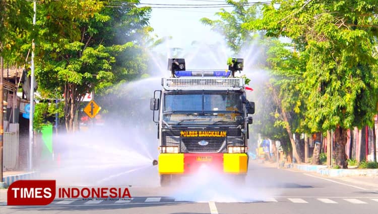 Terjunkan Water Canon dan Mobil Damkar, Polres Bangkalan Semprot 15 Ribu Liter Disinfektan
