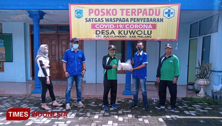 Lawan Covid-19, Pabrik Tripleks PT WCT Bantu Beras ke Warga Desa Kuwolu